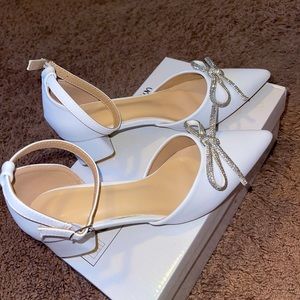 White Pumps with rhinestone and bow